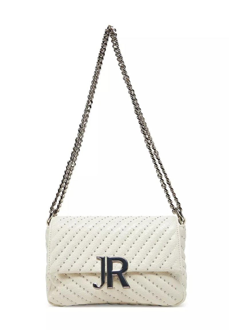 Borsa a spalla in pelle bianca con design trapuntato, borchie argentate e tracolla in catena metallica. Presenta un logo "JR" prominente sul davanti.