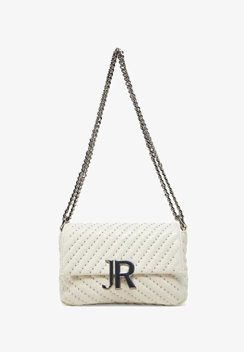 Borsa a spalla in pelle bianca con design trapuntato, borchie argentate e tracolla in catena metallica. Presenta un logo "JR" prominente sul davanti.
