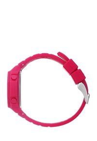 Reloj de silicona de color rosa brillante con una esfera cuadrada, dos botones a un lado y un cierre en tono plateado. Textura suave y pulsera flexible.
