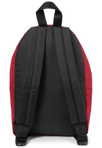 Zaino nero e rosso con spallacci imbottiti e regolabili, una maniglia superiore e una finitura in tessuto resistente. Leggero lucido con dettagli di cucitura prominenti.