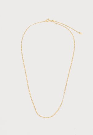 Zarte dünne goldene Halskette mit kleinen Gliedern und einem Federringverschluss, flach auf weißem Hintergrund gelegt.
