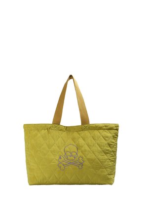 Bolsa tote acolchada de color verde oliva con asas en tono beige y un diseño bordado de calavera y tibias cruzadas en el centro delantero.