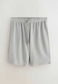Gaiši pelēki sporta šorti, kas izgatavoti no struktūrēta auduma. Iespējams, ka tie ir ar elastīgu jostasvīru un stiepli, kā arī ar sānu kabatām.
