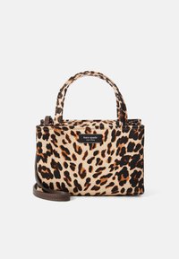 Panty leopardin kuvioinen käsilaukku, jossa on teksturoitu kangas, kaksi lyhyttä kahvaa, ruskea olkahihna ja musta logo-tunnus edessä.