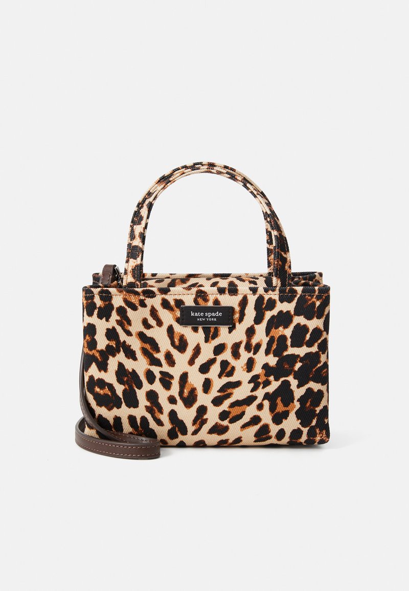 Panty leopardin kuvioinen käsilaukku, jossa on teksturoitu kangas, kaksi lyhyttä kahvaa, ruskea olkahihna ja musta logo-tunnus edessä.