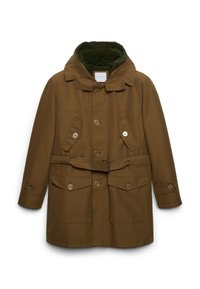 Cappotto invernale marrone con cintura, chiusura a bottoni, numerose tasche a soffietto e colletto foderato in felpa verde.