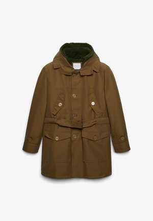 Cappotto invernale marrone con cintura, chiusura a bottoni, numerose tasche a soffietto e colletto foderato in felpa verde.
