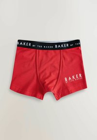 Raudonos medvilninės bokseriai su juodu juosmeniu. Juosmuo turi baltą tekstą "BAKER BY TED BAKER." Paprastas dizainas be papildomų raštų.