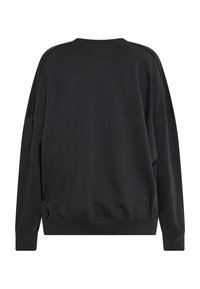 Felpa nera over-size con scollo tondo, spalle scese e polsini a costine. Il tessuto sembra morbido con una texture visibile minima.