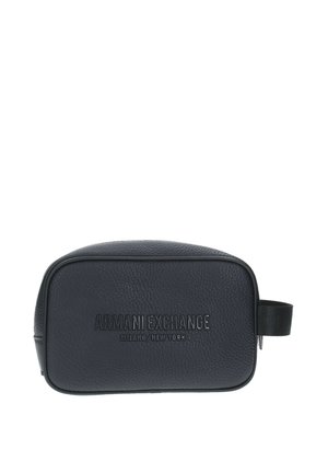 Borsa da toilette in pelle nera con superficie texturizzata, forma rettangolare, logo impresso "ARMANI EXCHANGE" e manico laterale per il trasporto.