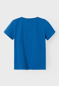 Camiseta de algodón azul, de manga corta, cuello redondo, textura suave, diseño liso, sin patrones ni gráficos, tejido ligero.