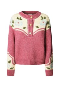 Pull tricoté rose avec un plastron et des poignets crème ornés de motifs floraux bleus et trois boutons en bois sur l'encolure devant.