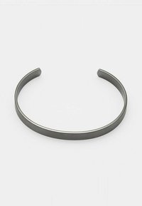 Bracelet en métal, finition noire mate, design épuré et arrondi, ouvert aux extrémités, texture lisse avec un léger éclat sur les bords.