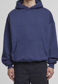 Sweat à capuche bleu marine en mélange de coton, doté d'une poche avant, de poignets côtelés et d'une coupe décontractée avec un design simple.