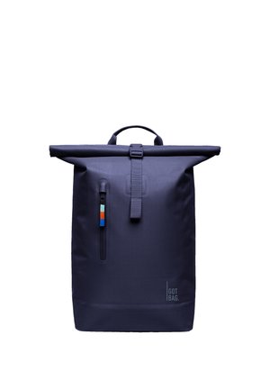 Donkerblauwe roll-top rugzak met verticale ritszak aan de voorkant, meerkleurige ritstrekker, bovenhandvat en "GOT BAG" logo rechtsonder.
