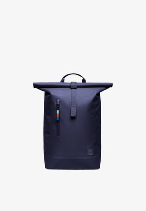 Marineblå roll-top rygsæk med frontlomme med lodret lynlås, flerfarvet lynlåstrækker, øverste håndtag og "GOT BAG" logo nederst til højre.
