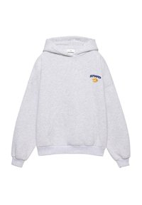 Hanorac gri deschis cu buzunar frontal, text mic "STWD" și grafică cu biscuiți norocoși pe partea stângă a pieptului, și glugă cu șnur.