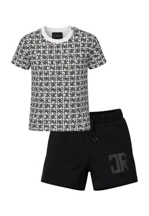 T-shirt bianca a maniche corte con motivo geometrico nero abbinata a pantaloncini neri con coulisse e un logo discreto sulla gamba.