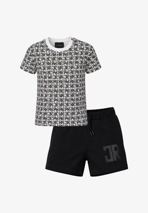 T-shirt bianca a maniche corte con motivo geometrico nero abbinata a pantaloncini neri con coulisse e un logo discreto sulla gamba.