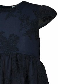Dunkelblaues Kleid mit strukturiertem Oberteil und kurzen Ärmeln, das aufwändige schwarze Blumenstickereien und einen gerafften Tüllrock aufweist.