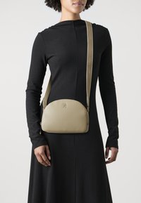 Tommy Hilfiger MONOTYPE HALF MOON - Borsa a tracolla - beige