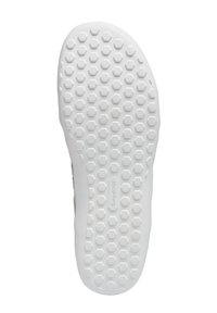 Weiße Sneaker-Sohle mit hexagonalem Texturmuster, flexibles Gummi-Material und eine glatte Oberfläche. Merkmale ein im Design eingebettetes Logo.