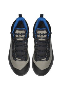 Buty wędrówkowe o szarym i czarnym wzorze, z niebieskimi akcentami, siateczkowymi panelami i mocnymi gumowymi podeszwami. Zawierają system sznurowania wielokierunkowego.