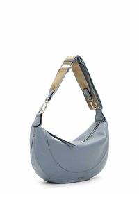 Borsa a spalla in pelle blu chiaro con forma curva, tracolla in tessuto color tan, accessori in argento e dettaglio con tasca con zip.