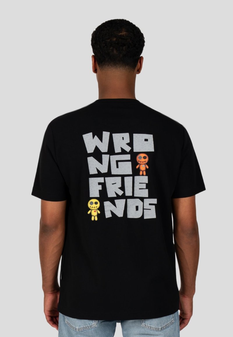 Černé bavlněné tričko s nápisem "WRONG FRIENDS" v šedé barvě a dvěma kreslenými postavičkami v oranžové a žluté na zádech.