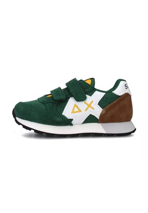 Sneaker in suede verde con dettagli bianchi, un tocco giallo, due cinturini in velcro e un tallone marrone. Suola nera con motivo di battistrada a contrasto.
