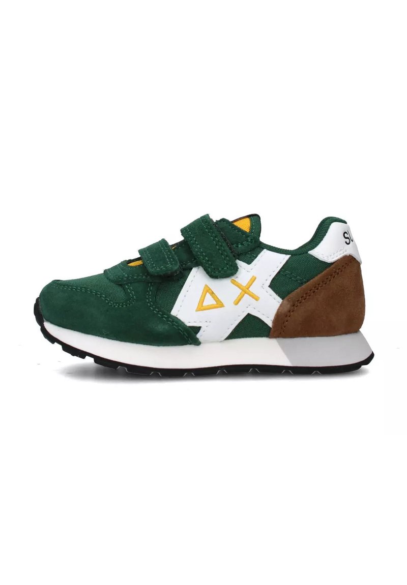 Sneaker in suede verde con dettagli bianchi, un tocco giallo, due cinturini in velcro e un tallone marrone. Suola nera con motivo di battistrada a contrasto.