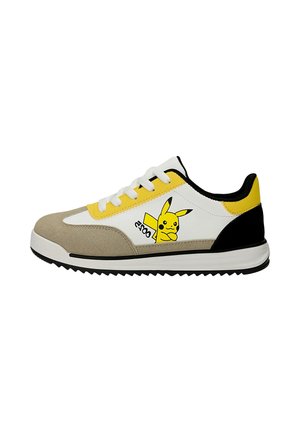 Baskets basses avec des panneaux blancs, beiges, jaunes et noirs, présentant un motif jaune de Pikachu sur le côté et des lacets blancs.
