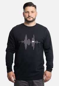Schwarzes langärmliges T-Shirt mit einem weißen Schallwellen-Graphic auf der Vorderseite, rundem Ausschnitt und geripptem Material.