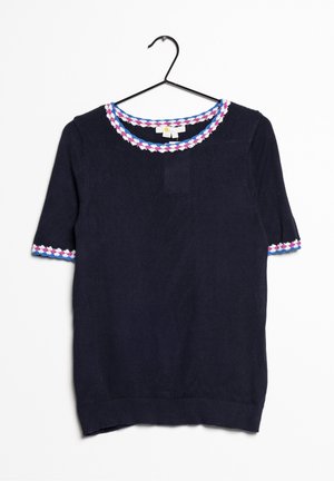 Marineblauw kortärmelig trui met een gevlochten kraag in roze, blauw en wit. Gebreide textuur met een ontspannen pasvorm en een ronde halslijn.