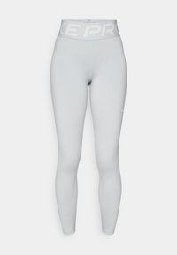 Jasnoszare legginsy Nike Pro z wysokim stanem, szerokim paskiem w talii i małym białym logo Nike na górnej części uda.