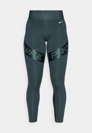 Nike Pro tights i mørkegrå med en blank svart midjebånd. Har dristige "NIKE" og "PRO" tekstgrafikker på sidene. Glatt, elastisk materiale.