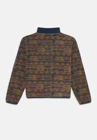 Maglione con motivo, colletto blu navy e disegni geometrici multicolor in marrone, arancione e blu. Maniche lunghe con polsini a costine.