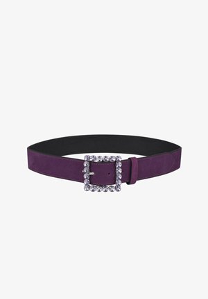 Cinturón de ante morado con una correa ancha, que presenta una hebilla cuadrada adornada con strass. Acabado texturizado y ajuste ajustable.