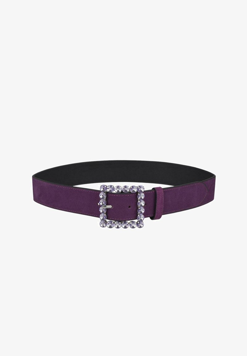 Paarse suede riem met een brede band, voorzien van een vierkante gesp versierd met rhinestones. Gepatineerde afwerking en verstelbare pasvorm.