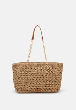 Geweven stro totebag in tan, met een onderscheidend open geweven ontwerp. Heeft dubbele handvatten: één van leer en één van gouden ketting. Logo-accent aanwezig.