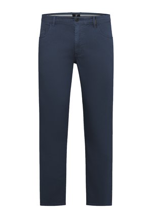 Marineblaue, schmal geschnittene Herrenhose mit vorderem Knopf und Reißverschluss, Gürtelschlaufen sowie seitlichen und Münztaschen auf weißem Hintergrund.