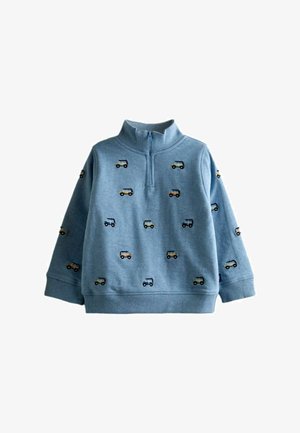 Lyseblå småbørns-pullover med små broderede farverige biler og en kort frontlynlås ved den høje krave.