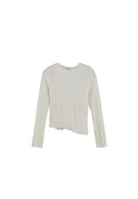Top de manga larga texturizado en crema con cuello redondo y dobladillo ligeramente corto, con un patrón arrugado y bordes deshilachados.