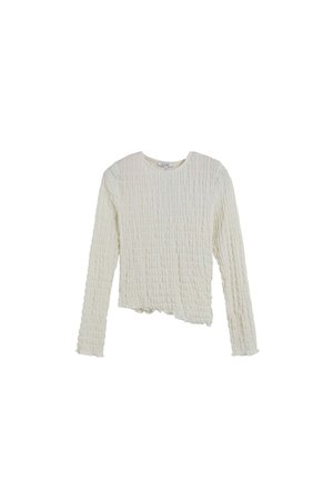 Top de manga larga texturizado en crema con cuello redondo y dobladillo ligeramente corto, con un patrón arrugado y bordes deshilachados.