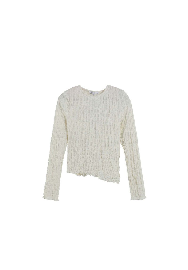 Top de manga larga texturizado en crema con cuello redondo y dobladillo ligeramente corto, con un patrón arrugado y bordes deshilachados.