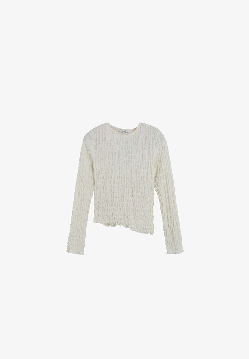 Strukturiertes, langärmliges Oberteil in Creme mit U-Ausschnitt und leicht cropped Saum, versehen mit einem gekrümelten Muster und rohen Kanten.