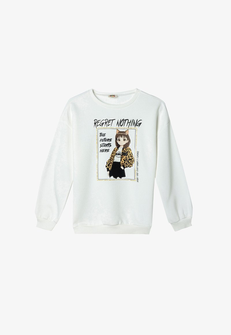 Witte sweatshirt met een grafische print van een persoon in een panterprint jas, met de teksten "REGRET NOTHING" en "DE TOEKOMST BEGINT HIER."