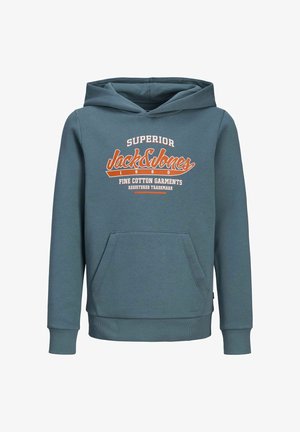 Felpa con cappuccio color teal con tasca frontale e testo arancione. Abbinata a pantaloni cargo scuri e sneaker chiare.