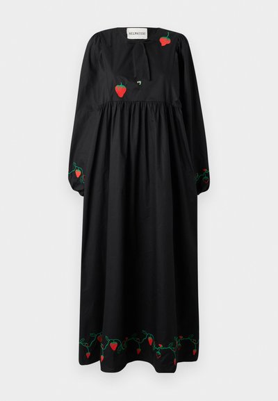 Sort bomulds-maxikjole med lange puffede ærmer, en samlet talje og rød jordbærbroderi langs brystet og kanten.