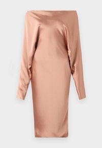 Béžové saténové šaty s off-the-shoulder dizajnom, dlhými rukávmi a rovnými strihmi, s hladkou textúrou a minimálnym zdobením.